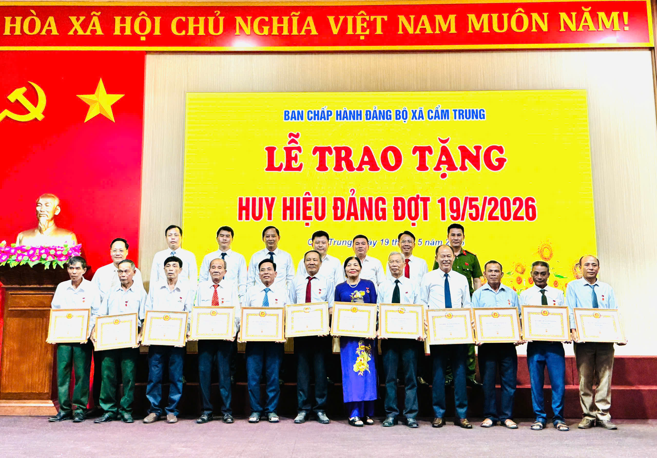 Đảng bộ xã Cẩm Trung tổ chức lễ trao tặng huy hiệu Đảng đợt 19/5/2026 