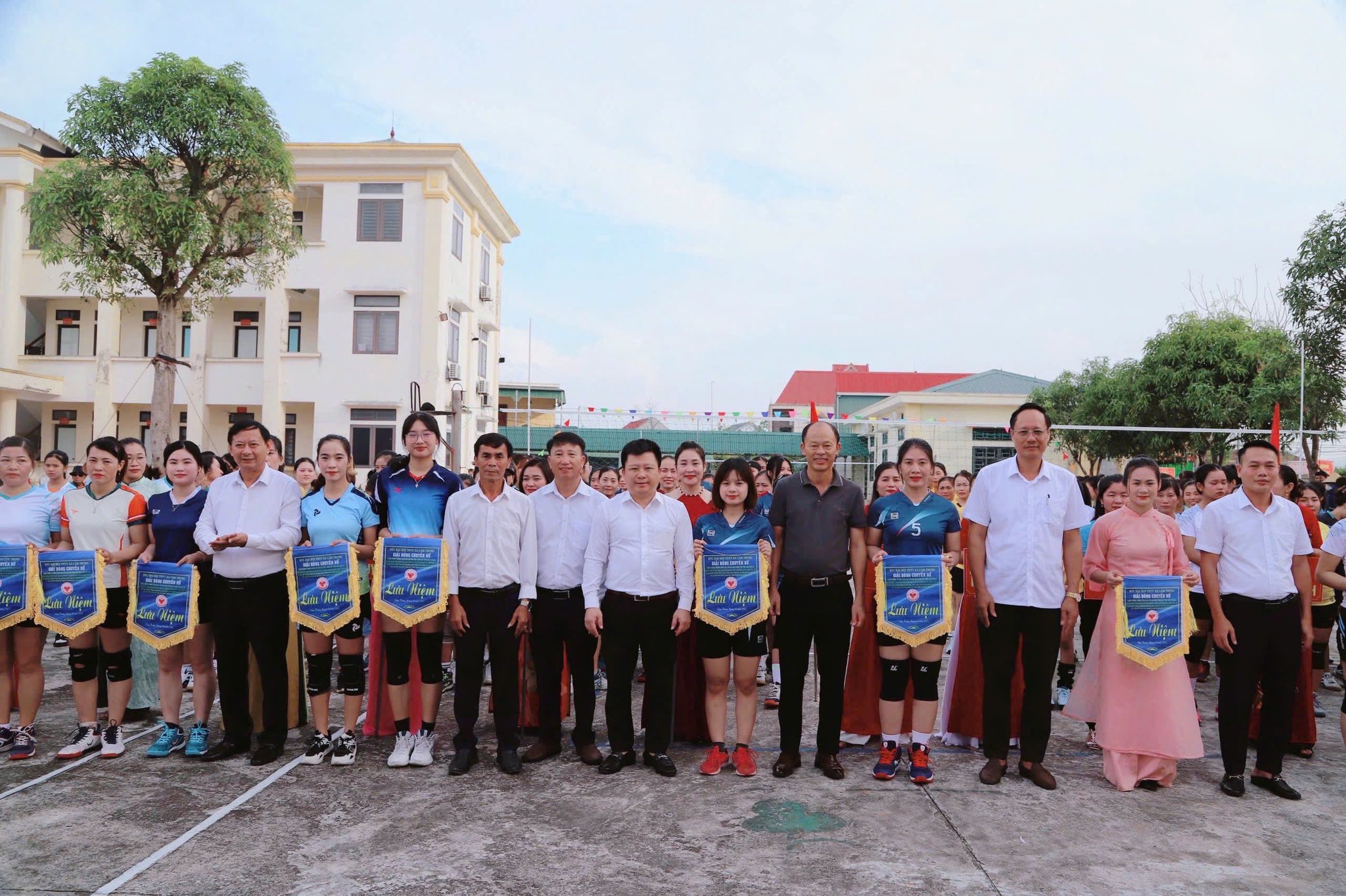 XÃ CẨM TRUNG TỔ CHỨC THÀNH CÔNG GIẢI BÓNG CHUYỀN NỮ NĂM 2025