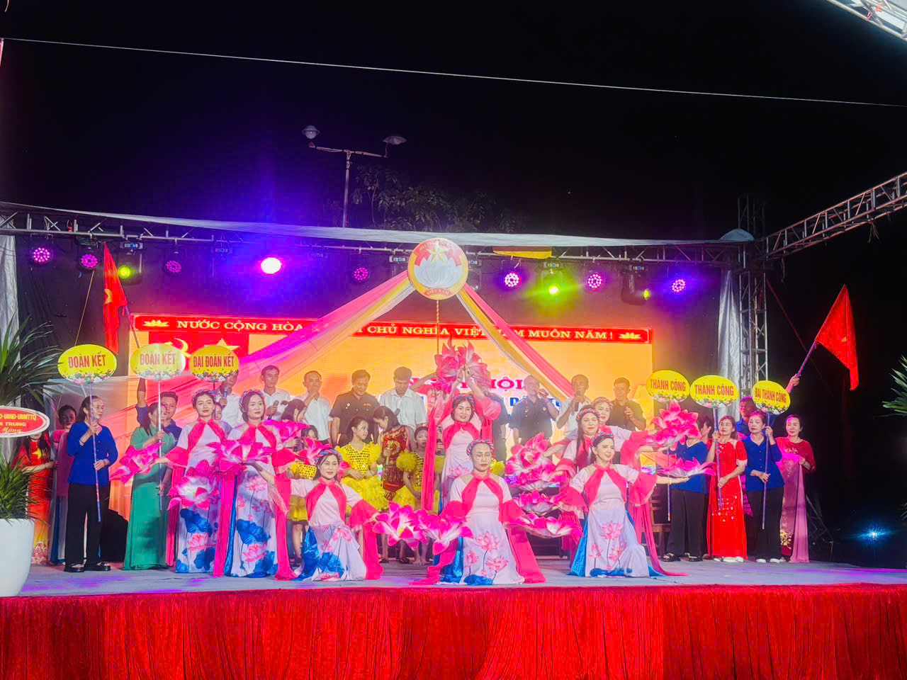 THÔN QUYẾT TÂM , XÃ CẨM TRUNG TỔ CHỨC NGÀY HỘI ĐẠI ĐOÀN KẾT TOÀN DÂN NĂM 2025