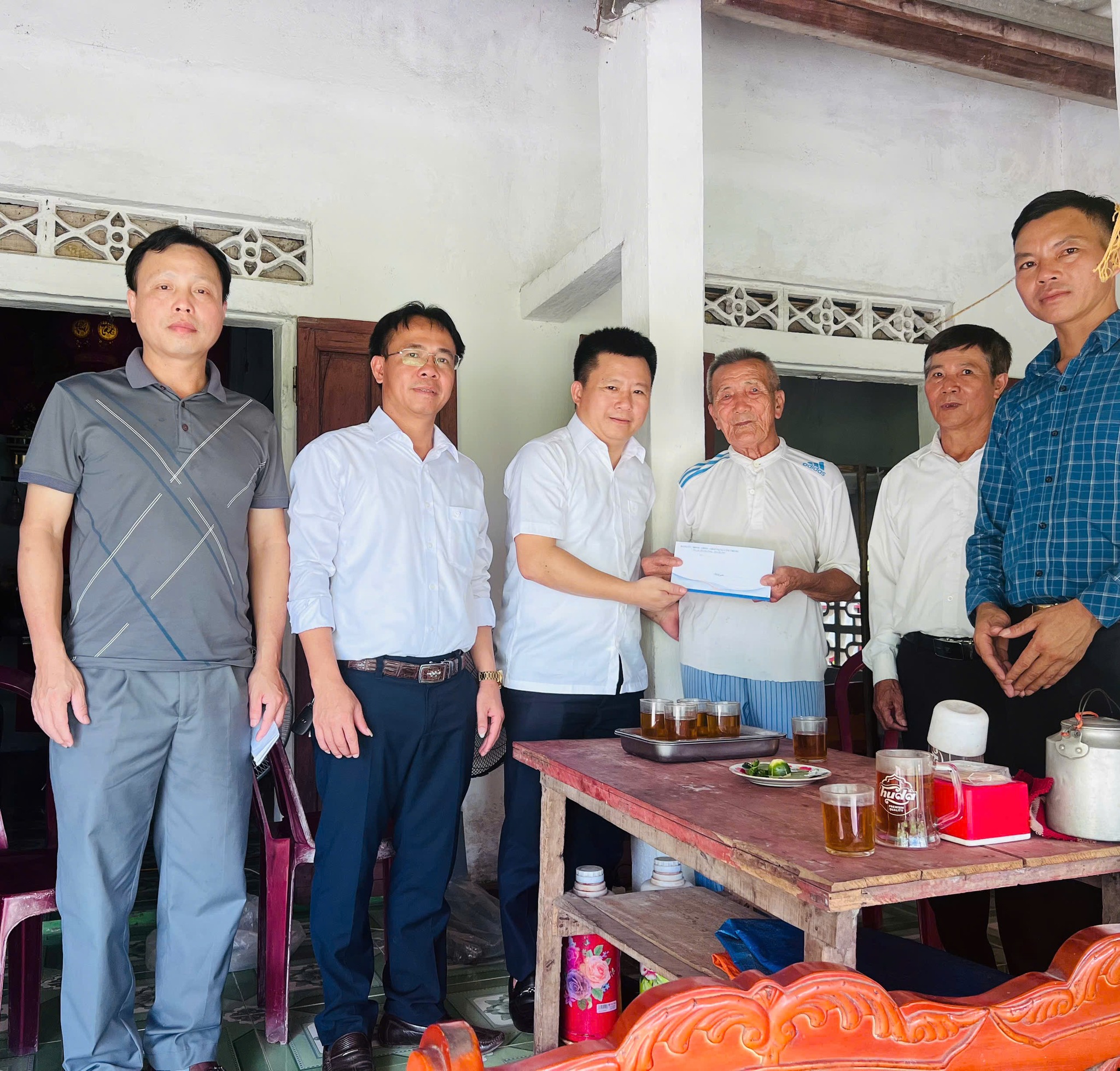 LÃNH ĐẠO XÃ CẨM TRUNG THĂM HỎI, TẶNG QUÀ THÂN NHÂN LIỆT SĨ, MẸ VNAH, THƯƠNG BINH, BỆNH BINH NHÂN KỶ NIỆM NGÀY 27/7