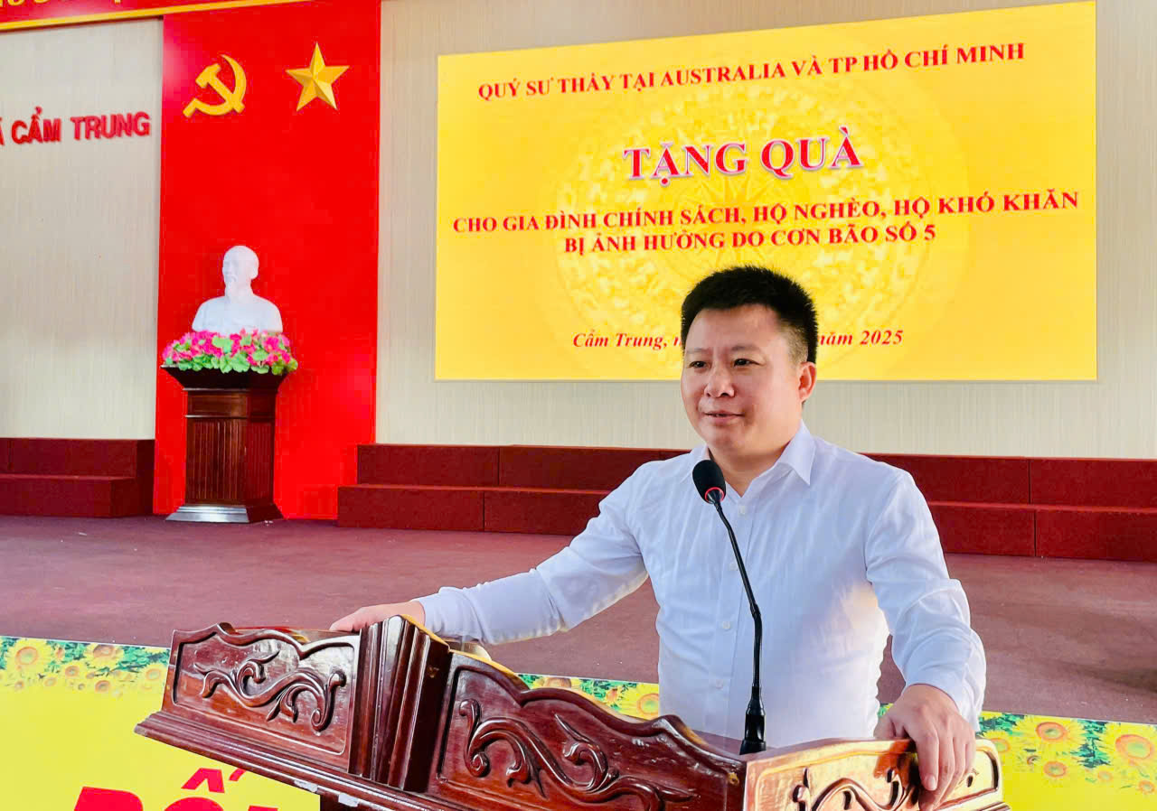 Uỷ ban nhân dân xã Cẩm Trung phối hợp đoàn thiện nguyện của Qúy sư thầy tại Australia và Thành phố Hồ Chí Minh tổ chức trao quà cho các hộ bị thiệt hại do bão số 5 gây ra