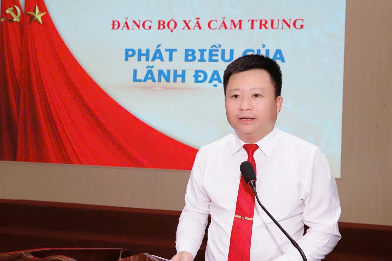 Đảng bộ xã Cẩm Trung tổ chức Lễ trao tặng Huy hiệu Đảng cho Đảng viên đợt 2/9/2025
