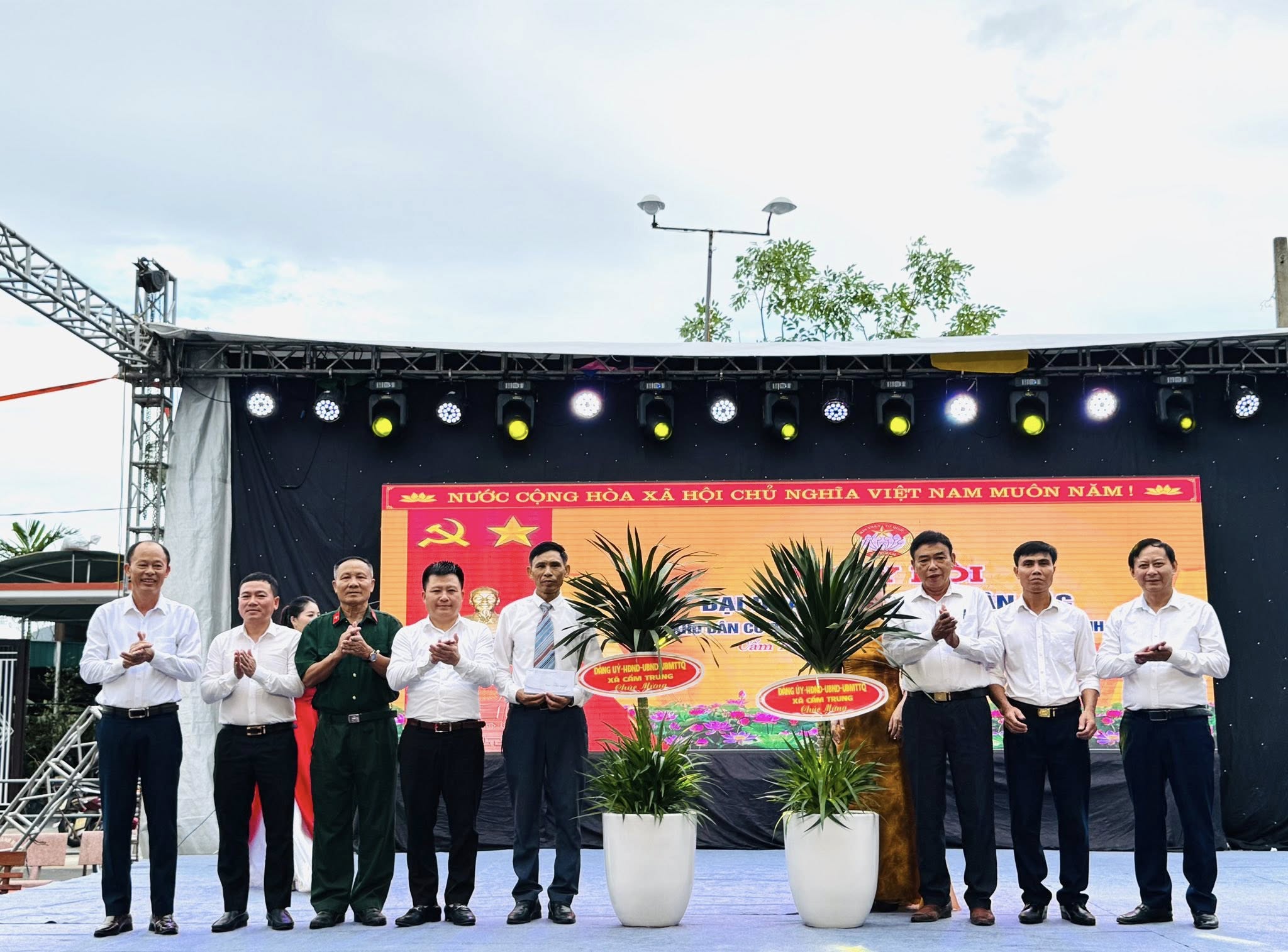 SÔI NỔI NGÀY HỘI ĐẠI ĐOÀN KẾT TOÀN DÂN TỘC THÔN QUYẾT TÂM XÃ CẨM TRUNG, TỈNH HÀ TÌNH.