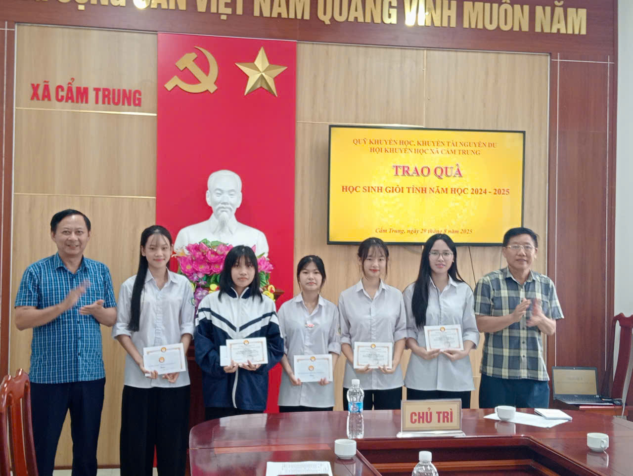Uỷ ban nhân dân xã Cẩm Trung, Hội khuyến học xã tổ chức trao Quỹ khuyến học khuyến tài Nguyễn Du tặng thưởng học sinh giỏi tỉnh và học sinh hoàn cảnh khó khăn năm học 2024- 2025. 