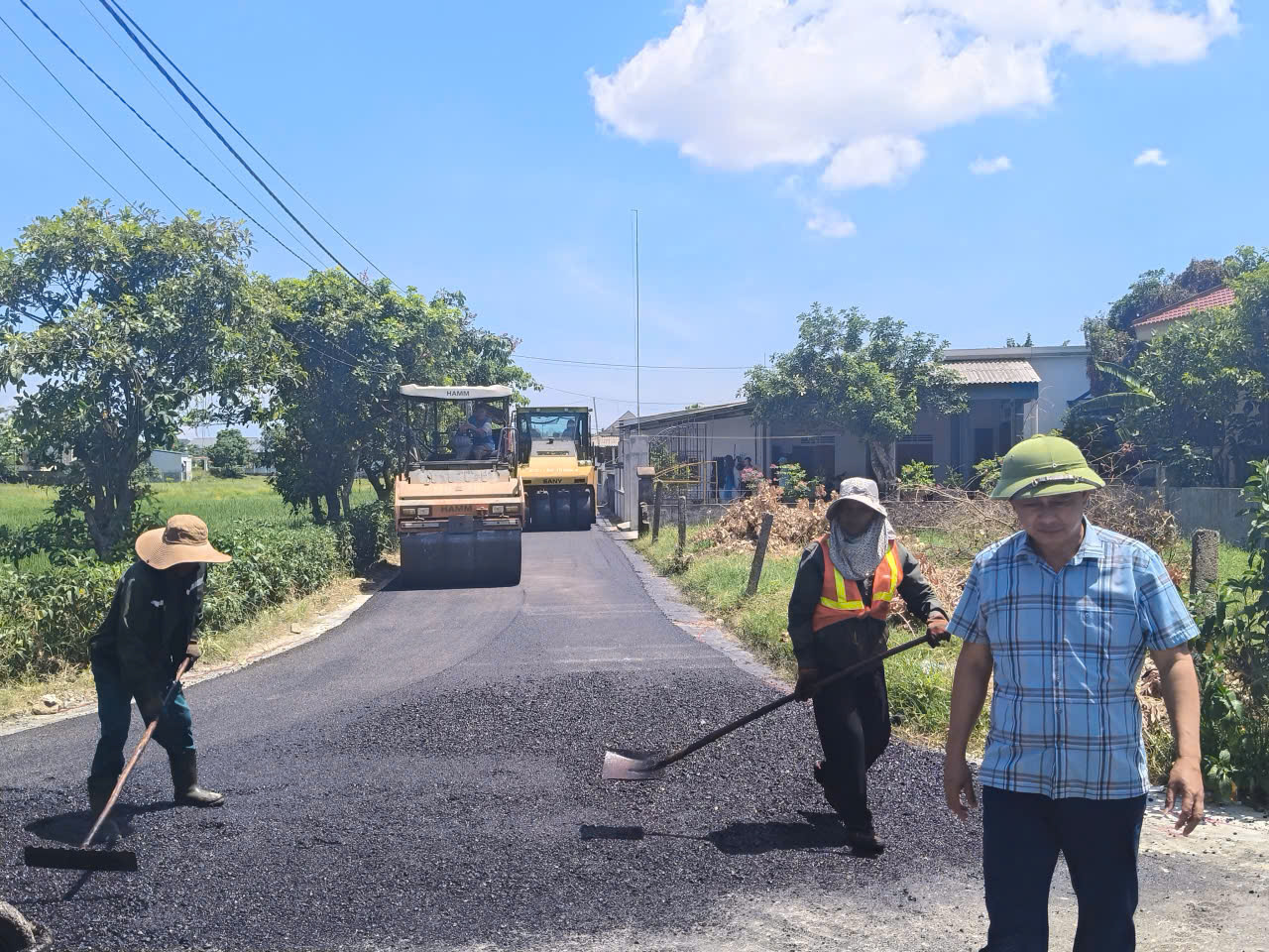 Cẩm Trung ra quân làm đường giao thông nông thôn xây dựng nông thôn mới chào mừng thành công Đại hội Đảng bộ lần thứ I
