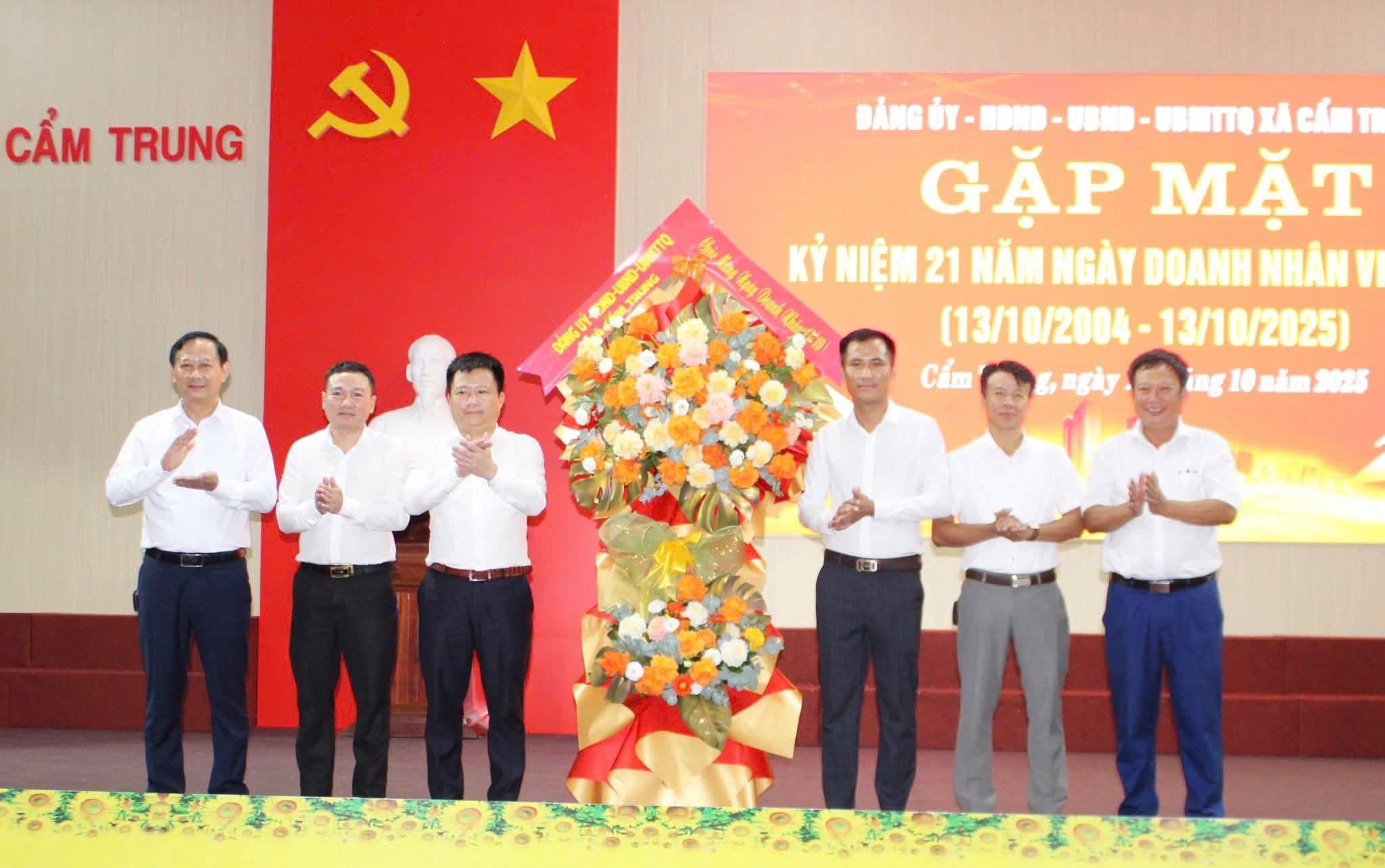 Lãnh đạo Đảng ủy, HĐND, UBND, UBMTTQ xã tặng hoa chúc mừng