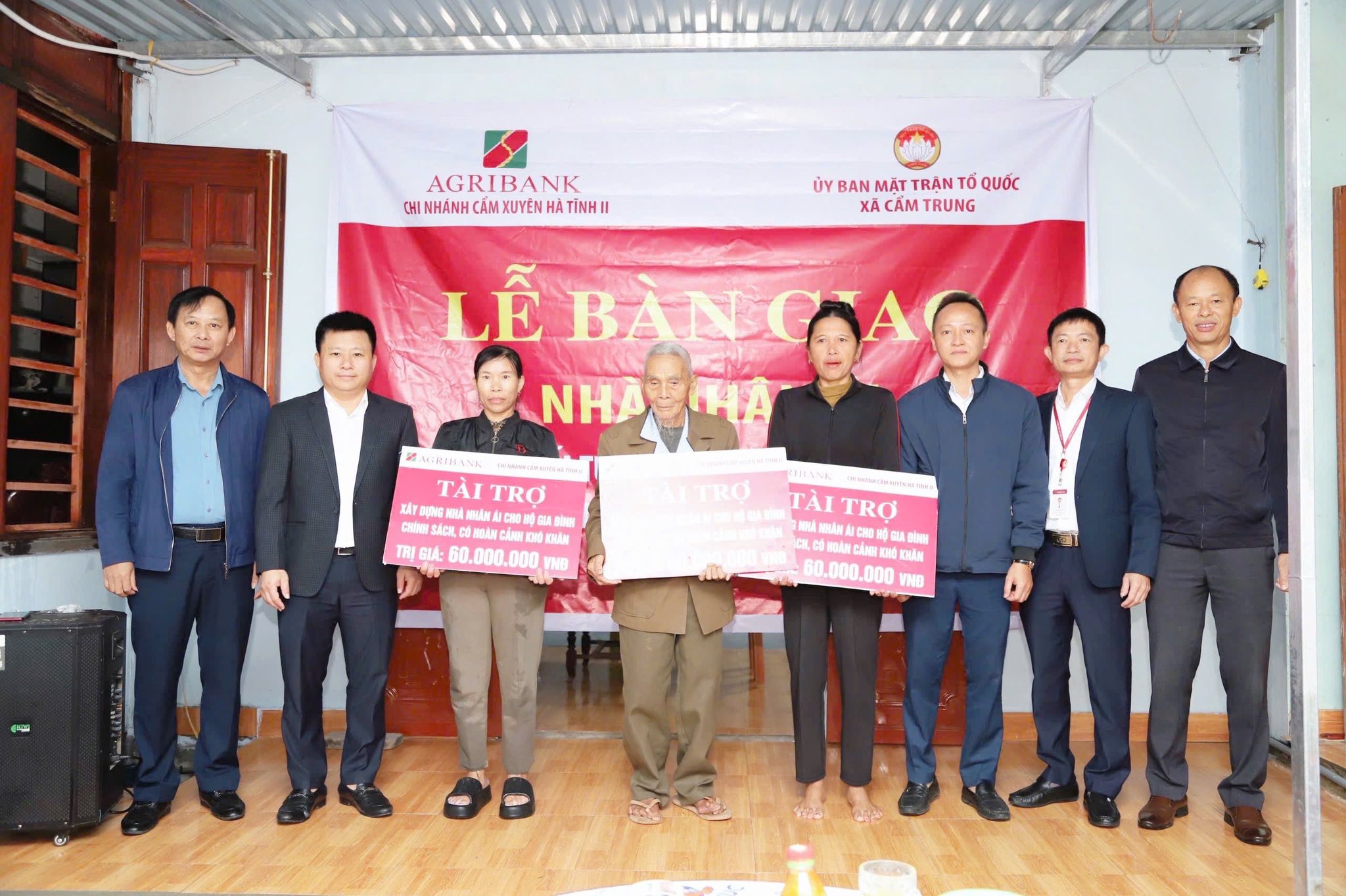 Xã Cẩm Trung bàn giao nhà nhân ái cho các hộ gia đình có hoàn cảnh khó khăn trên địa bàn.