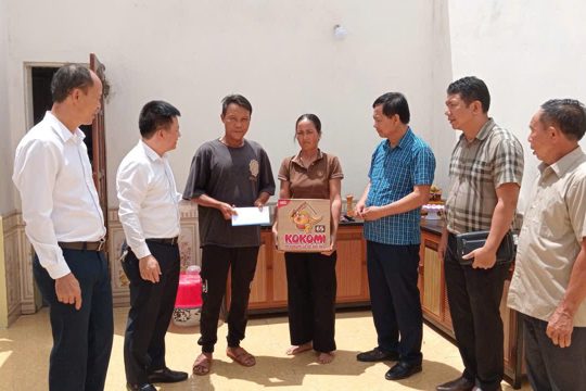 Lãnh đạo xã Cẩm Trung thăm hỏi, động viên và tặng quà các hộ dân bị thiệt hại nặng trong bão số 5