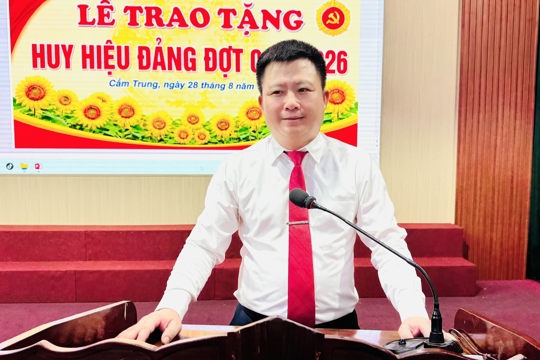 Chiều ngày 28/8/2026, Đảng bộ xã Cẩm Trung, tỉnh Hà Tĩnh  tổ chức Lễ trao tặng Huy hiệu Đảng đợt 2/9 và công bố quyết định kết nạp đảng viên mới.
