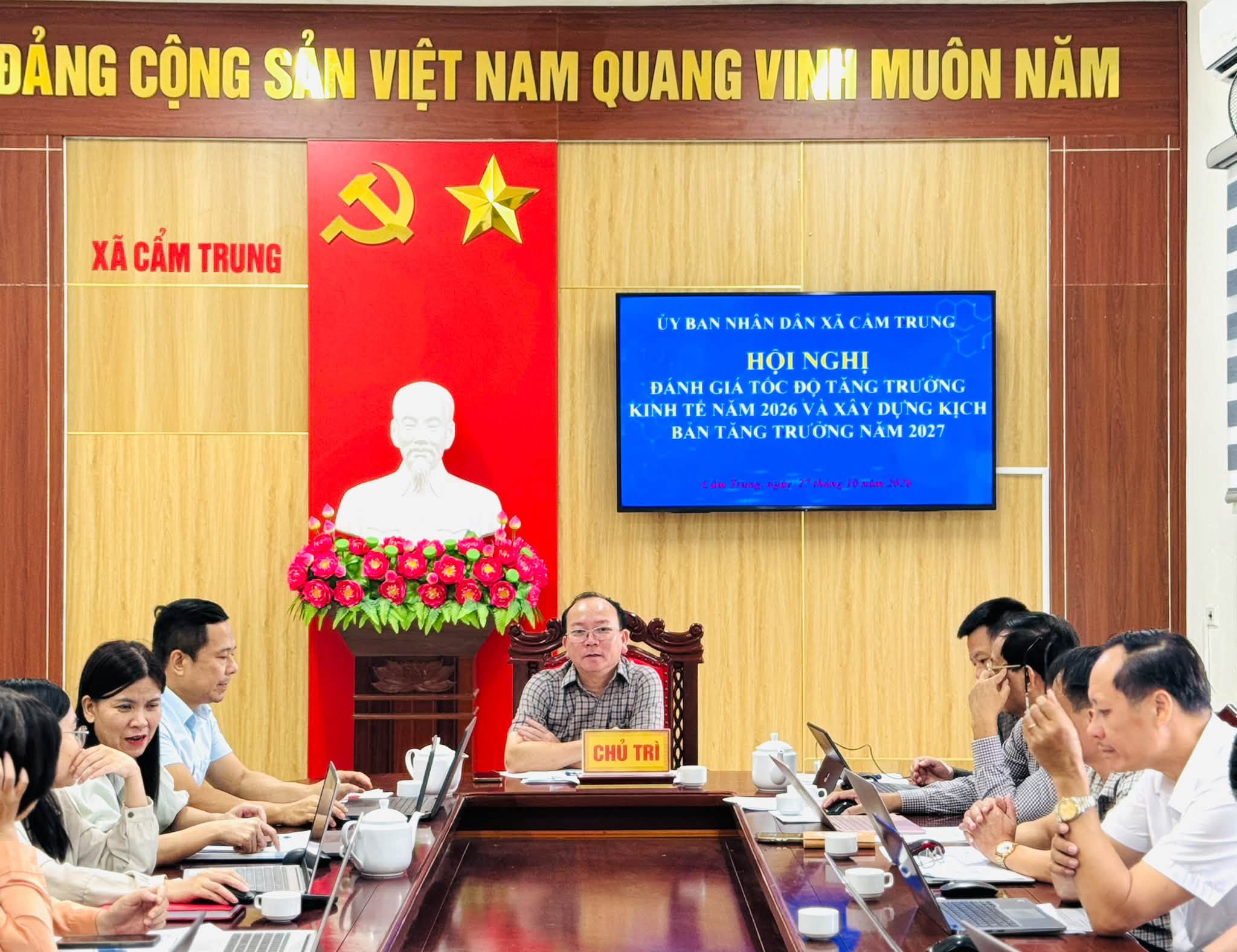 UBND xã Cẩm Trung tổ chức hội nghị đánh giá tốc độ tăng trưởng kinh tế năm 2026 và xây dựng kịch bản tăng trưởng năm 2027.