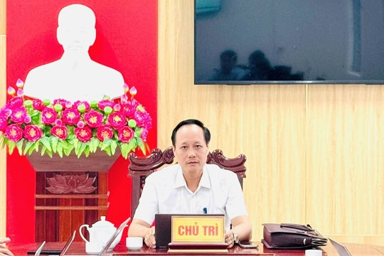 Ủy ban nhân dân xã Cẩm Trung tổ chức buổi làm việc nhằm đôn đốc tiến độ thực hiện kế hoạch làm giàu, làm sạch cơ sở dữ liệu (CSDL) đất đai và rà soát hộ nghèo, hộ cận nghèo năm 2026