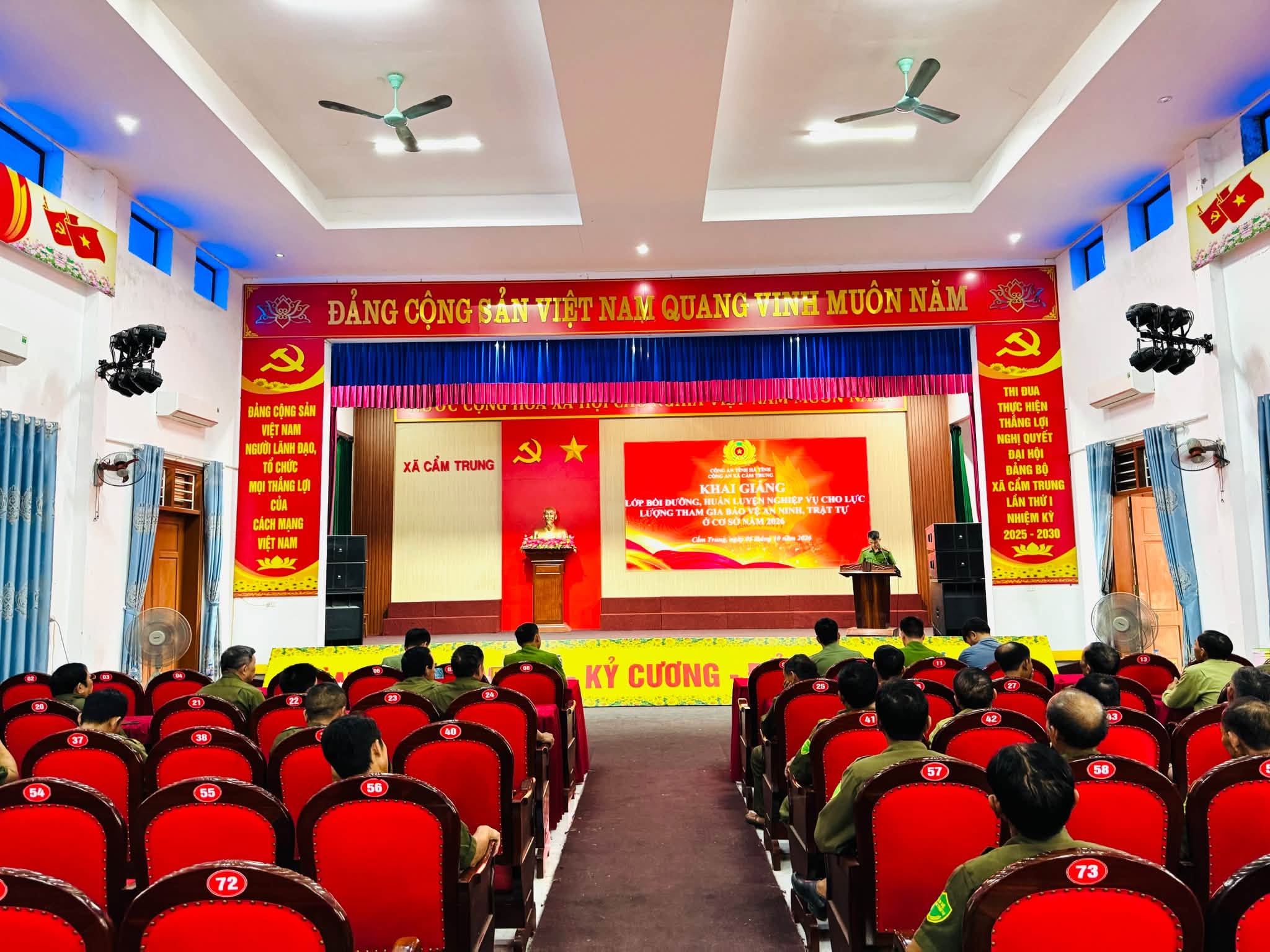 UBND xã Cẩm Trung , tỉnh Hà Tĩnh tổ chức khai giảng lớp tập huấn, bồi dưỡng nghiệp vụ cho 49 thành viên là  lực lượng tham gia bảo vệ an ninh, trật tự (ANTT) ở cơ sở năm 2026.