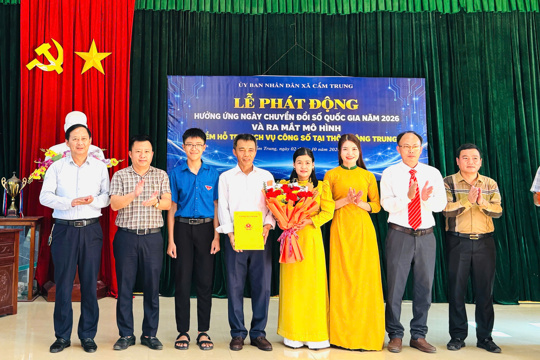 Xã Cẩm Trung ra mắt mô hình “ Điểm hỗ trợ dịch vụ công số tại thôn Đông Trung”