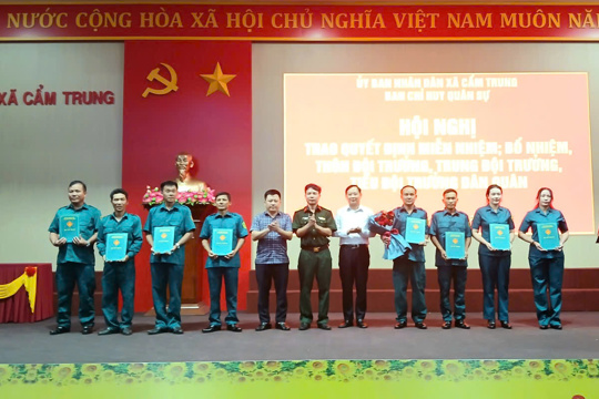 Lễ công bố Quyết định miễn nhiệm, bổ nhiệm thôn đội trưởng, trung đội trưởng, tiểu đội trưởng.