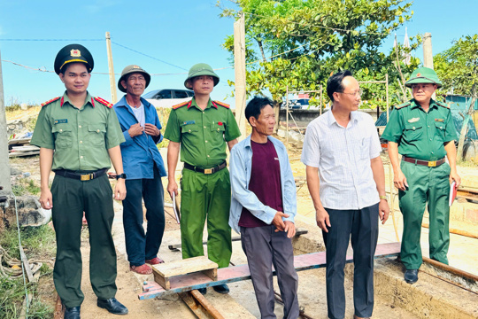 UBND xã Cẩm Trung , tỉnh Hà Tĩnh tổ chức kiểm tra các cơ sở, hộ gia đình có hoạt động đóng mới, cải hoán, sửa chữa tàu cá và kiểm tra việc thực hiện đánh dấu tàu cá, kẻ vẽ biển số tàu cá trên địa bàn xã.