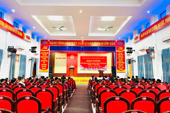  Đảng ủy xã Cẩm Trung, tỉnh Hà Tĩnh phối hợp với Trung tâm Chính trị xã Cẩm Xuyên tổ chức khai giảng Lớp Bồi dưỡng nhận thức về Đảng khóa V năm 2026 cho 60 quần chúng ưu tú đến từ các chi bộ, cơ quan, đơn vị trên địa bàn.