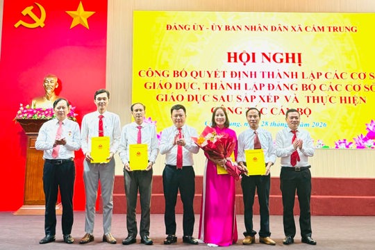 Đảng ủy – UBND xã Cẩm Trung, tỉnh Hà Tĩnh tổ chức Hội nghị công bố các Quyết định về thành lập cơ sở giáo dục sau sắp xếp và công bố các Quyết định bổ nhiệm chức vụ Hiệu trưởng, Phó Hiệu trưởng các trường học trên địa bàn xã
