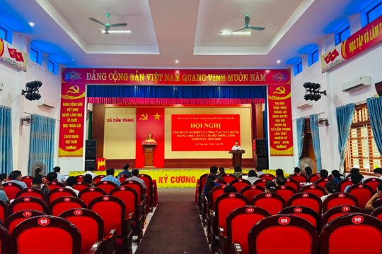 Đảng ủy xã Cẩm Trung tỉnh Hà Tĩnh phối hợp với Trung tâm Chính trị xã Cẩm Xuyên tổ chức Hội nghị tập huấn nghiệp vụ công tác xây dựng Đảng cho đội ngũ cán bộ cơ sở sau sáp nhập đơn vị thôn