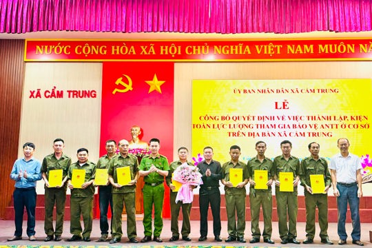UBND xã Cẩm Trung, tỉnh Hà Tĩnh tổ chức Lễ công bố Quyết định về việc thành lập, kiện toàn lực lượng tham gia bảo vệ an ninh, trật tự ở cơ sở trên địa bàn xã, năm 2026