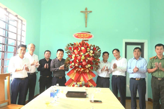 Lãnh đạo xã Cẩm Trung thăm, chúc mừng Giáo họ Cồn Gát dịp Lễ quan thầy 