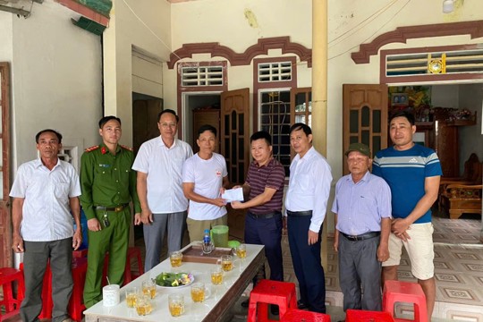 Lãnh đạo xã Cẩm Trung thăm hỏi, động viên đồng chí Trần Xuân Liện bị thương khi tham gia chữa cháy rừng