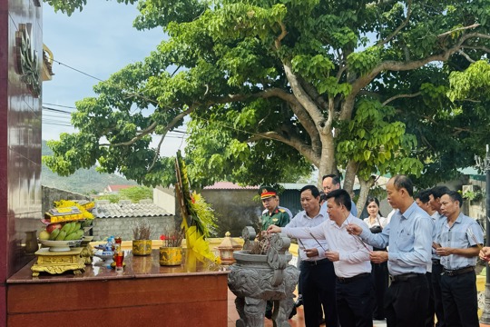 Lễ dâng hương tưởng nhớ các anh hùng liệt sỹ