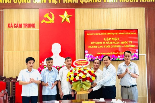 Lãnh đạo xã Cẩm Trung Gặp mặt, tặng hoa chúc mừng Hội người cao tuổi 