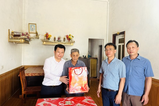 Lãnh đạo xã Cẩm Trung thăm hỏi tặng quà nhân kỷ niệm 79 năm ngày thương binh liệt sỹ (27/7/1947 – 27/7/2026)