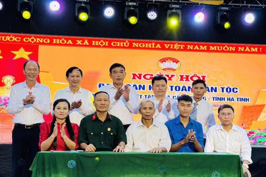 THÔN QUYẾT TÂM , XÃ CẨM TRUNG TỔ CHỨC NGÀY HỘI ĐẠI ĐOÀN KẾT TOÀN DÂN NĂM 2025 