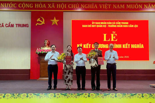 Lễ ký kết chương trình kết nghĩa Ban chỉ huy quân sự xã Cẩm Trung với Trường Mầm non Cẩm Lộc
