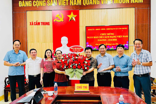Đảng ủy - HĐND - UBND - Ủy ban MTTQ Việt Nam xã Cẩm Trung, tỉnh Hà Tĩnh tổ chức gặp mặt, tặng hoa chúc mừng tập thể cán bộ, viên chức Trung tâm Dịch vụ tổng hợp xã, nhân kỷ niệm 101 năm Ngày Báo chí Cách mạng Việt Nam (21/6/1925 - 21/6/2026)