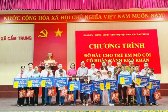 Xã Cẩm Trung đỡ đầu cho 11 trẻ em mồ côi có hoàn cảnh khó khăn trên địa bàn xã 