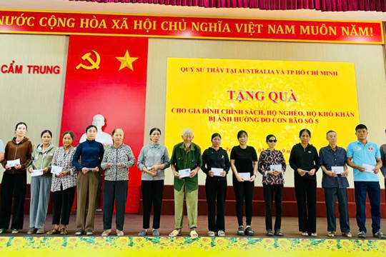 Uỷ ban nhân dân xã Cẩm Trung phối hợp đoàn thiện nguyện của Qúy sư thầy tại Australia và Thành phố Hồ Chí Minh tổ chức trao tặng 100 suất quà hỗ trợ các hộ gia đình khó khăn do bão số 5 gây ra