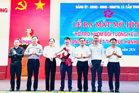 Xã Cẩm trung ra mắt mô hình '' Hỗ trợ nhóm đối tượng yếu thế trong giải quyết thủ tục hành chính và hỗ trợ cá nhân, tổ chức nộp hồ sơ trực tuyến” tại Trung tâm Phục vụ hành chính công xã.