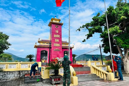 Ban Chỉ huy Quân sự xã Cẩm Trung phối hợp với Hội Cựu chiến binh tổ chức ra quân vệ sinh, chỉnh trang khuôn viên các bia, đài tưởng niệm liệt sĩ trên địa bàn xã.