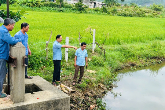 Đồng chí Nguyễn Viết Đồng - Phó Chủ tịch UBND xã Cẩm Trung đã trực tiếp đi kiểm tra tình hình sản xuất và chỉ đạo công tác chống hạn cho lúa vụ Hè Thu tại các xứ đồng thuộc thôn Nam Lĩnh và thôn Trung Lĩnh.