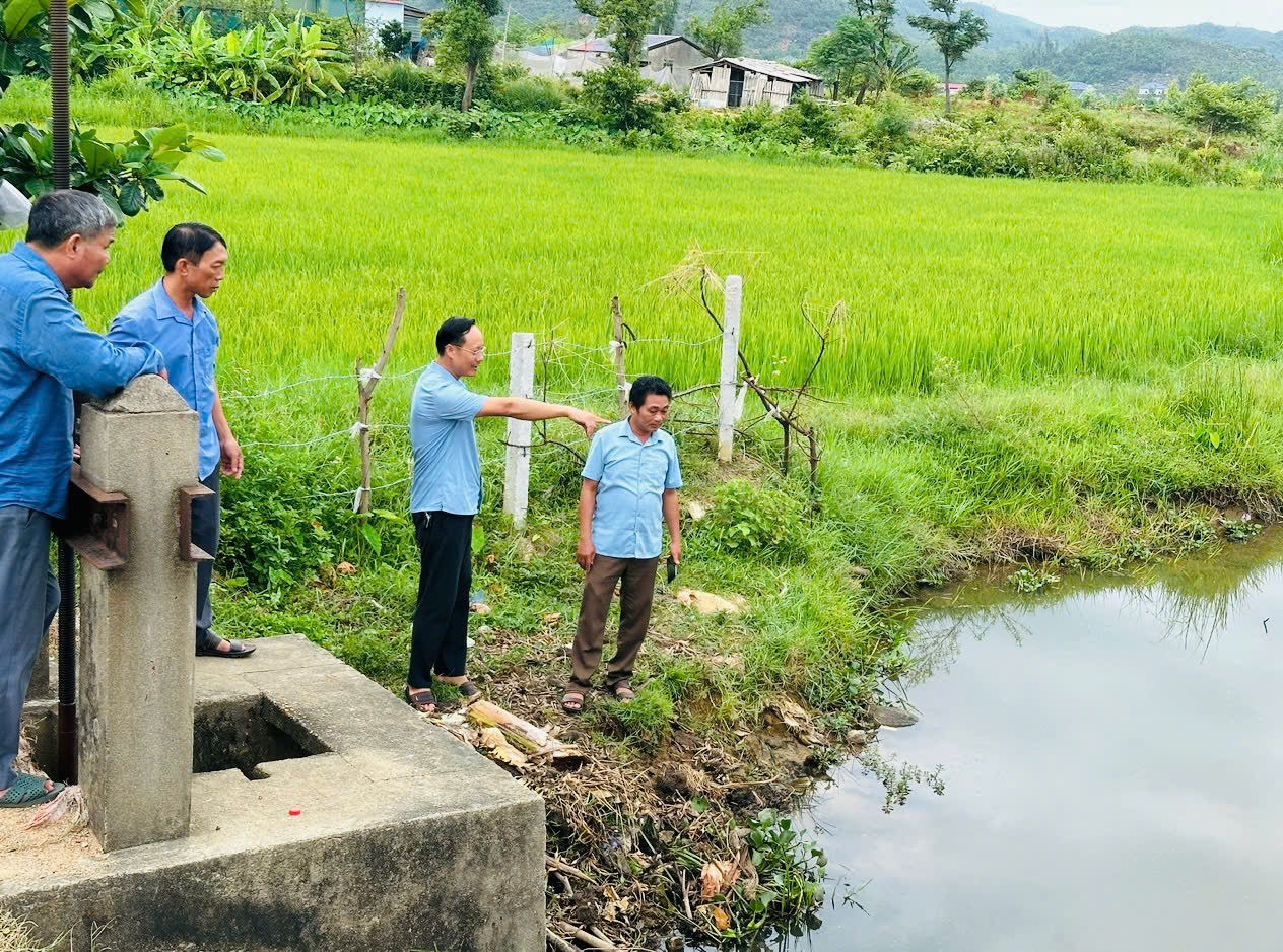Đồng chí Nguyễn Viết Đồng - Phó Chủ tịch UBND xã Cẩm Trung đã trực tiếp đi kiểm tra tình hình sản xuất và chỉ đạo công tác chống hạn cho lúa vụ Hè Thu tại các xứ đồng thuộc thôn Nam Lĩnh và thôn Trung Lĩnh.