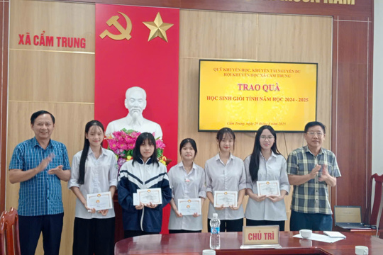 Uỷ ban nhân dân xã Cẩm Trung, Hội khuyến học xã tổ chức trao Quỹ khuyến học khuyến tài Nguyễn Du tặng thưởng học sinh giỏi tỉnh và học sinh hoàn cảnh khó khăn năm học 2024- 2025. 