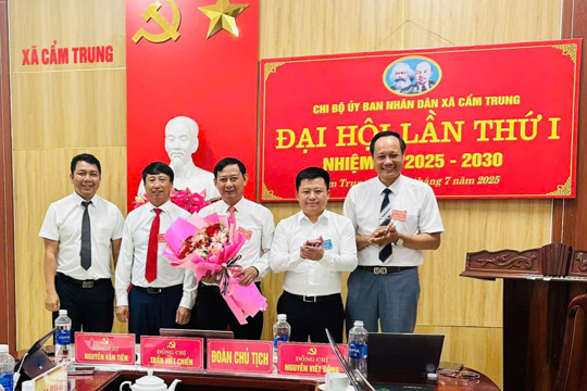 Chi bộ cơ quan Đảng và Cơ quan UBND xã Cẩm Trung tổ chức Đại hội lần thứ I, nhiệm kỳ 2025-2030 