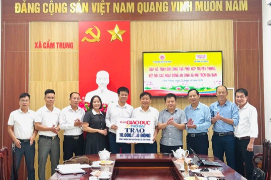 UBND xã Cẩm Trung tổ chức buổi làm việc với Văn phòng đại diện Báo Giáo dục và Thời đại khu vực Bắc Trung Bộ nhằm trao đổi, thống nhất các nội dung phối hợp trong công tác thông tin, tuyên truyền