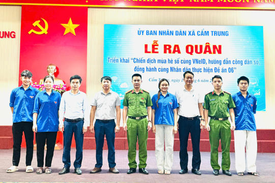 UBND xã Cẩm Trung, tỉnh Hà Tĩnh tổ chức Lễ ra quân triển khai “Chiến dịch mùa hè số cùng VNeID, hướng dẫn công dân số, đồng hành cùng Nhân dân thực hiện Đề án 06” trên địa bàn xã