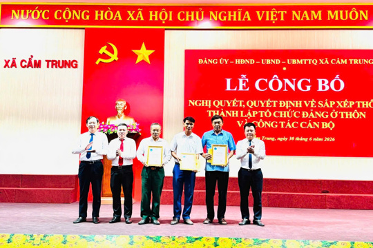 Đảng ủy - HĐND - UBND - Ủy ban MTTQ Việt Nam xã Cẩm Trung tổ chức Lễ công bố các nghị quyết, quyết định về sắp xếp thôn; thành lập tổ chức đảng ở thôn và kiện toàn công tác cán bộ theo chủ trương sắp xếp, tinh gọn tổ chức bộ máy ở cơ sở. 