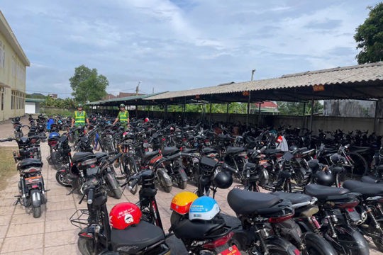 Công an xã Cẩm Trung tăng cường kiểm tra, tuyên truyền bảo đảm an toàn giao thông tại trường THCS Cẩm Trung