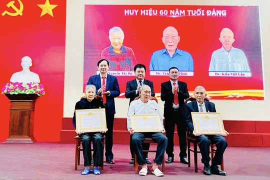 ĐẢNG BỘ XÃ CẨM TRUNG TỔ CHỨC LỄ TRAO TẶNG HUY HIỆU ĐẢNG ĐỢT 7/11/2025