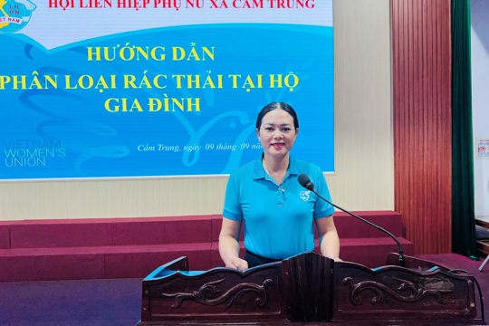 Hội Liên hiệp Phụ nữ xã Cẩm Trung, tỉnh Hà Tĩnh phối hợp với Trung tâm Điều hành thông minh, Khoa học, Công nghệ và Đổi mới sáng tạo Hà Tĩnh tổ chức lớp tập huấn chuyển giao công nghệ trong sản xuất nông nghiệp tuần hoàn và hướng dẫn phân loại rác thải, bảo vệ môi trường. 