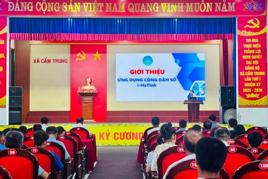UBND xã Cẩm Trung phối hợp với Trung tâm Khoa học, Công nghệ và Chuyển đổi số Hà Tĩnh tổ chức Hội nghị tập huấn nâng cao nhận thức, kỹ năng chuyển đổi số cho người dân trên địa bàn xã năm 2026