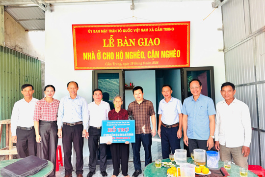 Ủy ban MTTQ Việt Nam xã Cẩm Trung, tỉnh Hà Tĩnh vừa tổ chức Lễ bàn giao Nhà ở cho hộ nghèo, hộ cận nghèo trên địa bàn xã