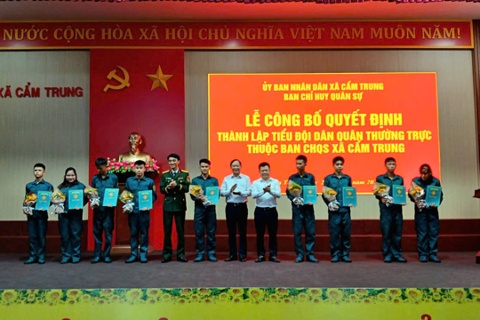 Lễ công bố quyết định thành lập tiểu đội dân quân thường trực thuộc Ban chỉ huy quân sự xã Cẩm Trung