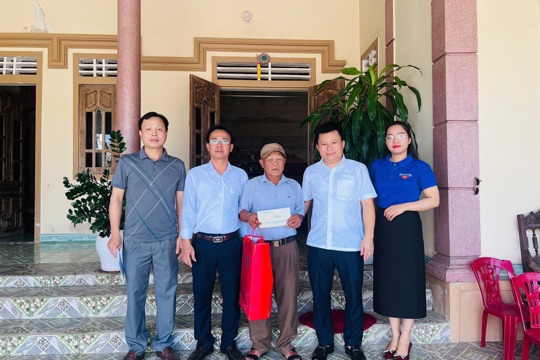 LÃNH ĐẠO XÃ CẨM TRUNG THĂM HỎI, TẶNG QUÀ THÂN NHÂN LIỆT SĨ, MẸ VNAH, THƯƠNG BINH, BỆNH BINH NHÂN KỶ NIỆM NGÀY 27/7