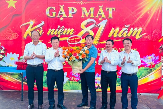 UBND xã Cẩm Trung, tỉnh Hà Tĩnh tổ chức chương trình gặp mặt, giao lưu cán bộ, công chức, viên chức và người lao động đang công tác tại các cơ quan, đơn vị thuộc UBND xã. 